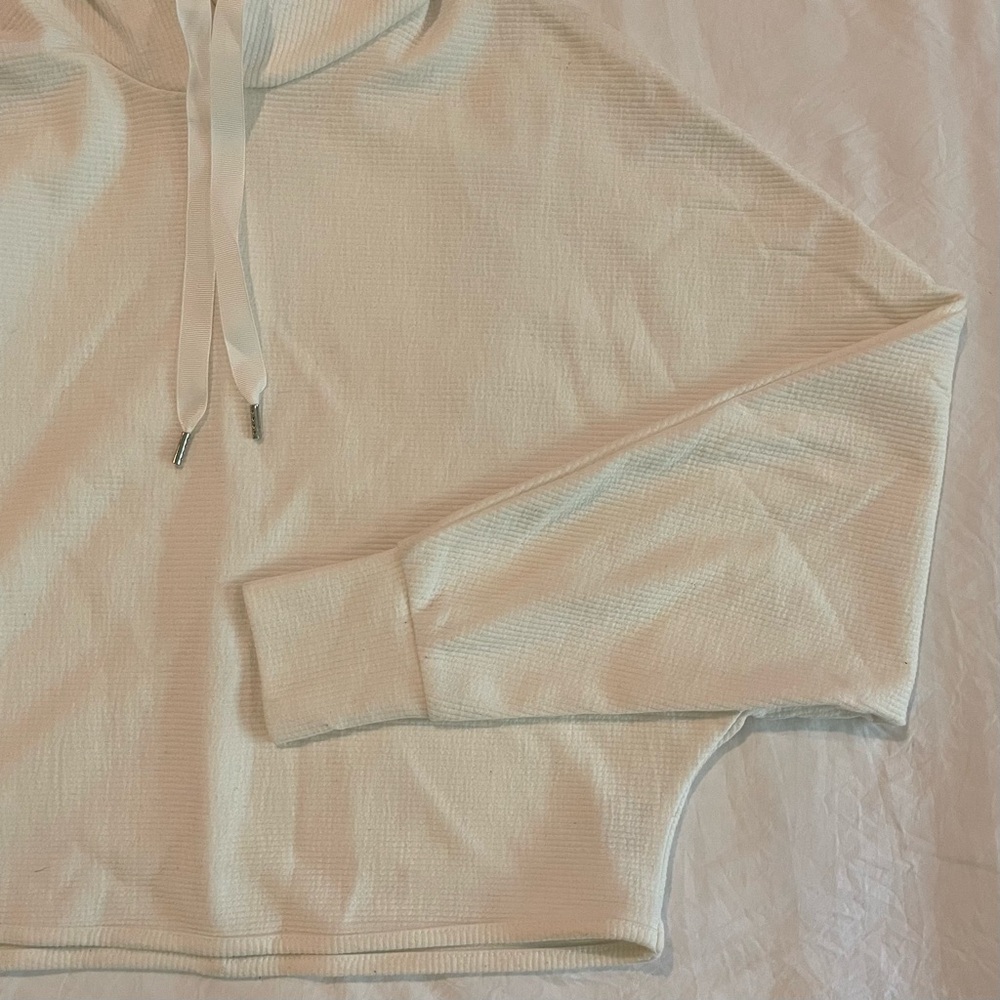 DYNAMITE Waffle Knit Cropped Hoodie